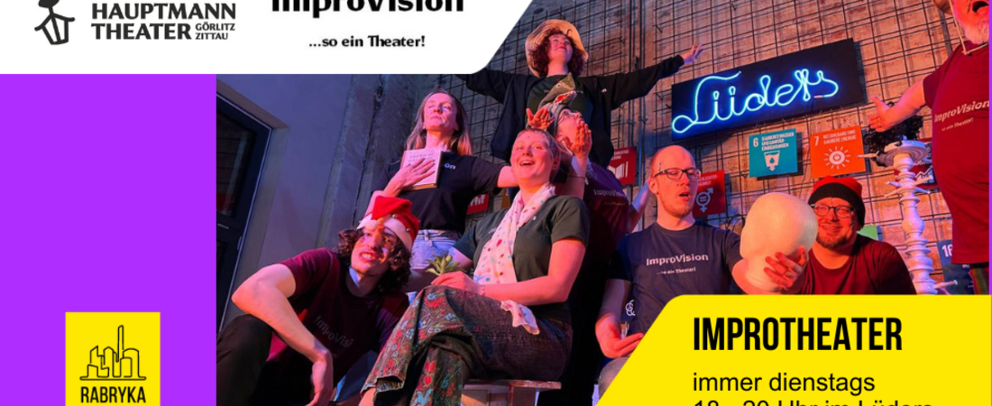 Pia Kupfer, eine junge Frau mit dunkelblonden kinnlangen Locken l&auml;chelt in die Kamera.