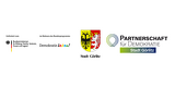 Die Logos der Partner sind zu sehen, die das Projekt fördern. Neben dem Schriftzug des Bundesministeriums für Bildung, Familie, Senioren, Frauen und Jugend ist der deutsche Bundesadler sowie ein schwarz-rot-goldener Balken zu sehen. Daneben steht Demokratie leben, wobei Demokratie schwarz und leben in verschiedenfarbigen Buchstaben geschrieben ist. Daneben ist das gelb-rote Wappen der Stadt Görlitz abgebildet sowie das ein blau-grünes Logo der Partnerschaft für Demokratie der Stadt Görlitz.