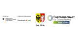 Die Logos der Partner sind zu sehen, die das Projekt fördern. Neben dem Schriftzug des Bundesministeriums für Bildung, Familie, Senioren, Frauen und Jugend ist der deutsche Bundesadler sowie ein schwarz-rot-goldener Balken zu sehen. Daneben steht Demokratie leben, wobei Demokratie schwarz und leben in verschiedenfarbigen Buchstaben geschrieben ist. Daneben ist das gelb-rote Wappen der Stadt Görlitz abgebildet sowie das ein blau-grünes Logo der Partnerschaft für Demokratie der Stadt Görlitz.